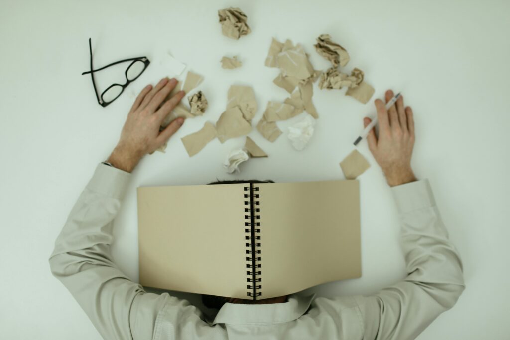 Sintomas de burnout no trabalho e esgotamento emocional