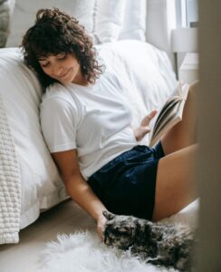 Hábitos saudáveis como leitura e descanso, representando práticas de autocuidado emocional