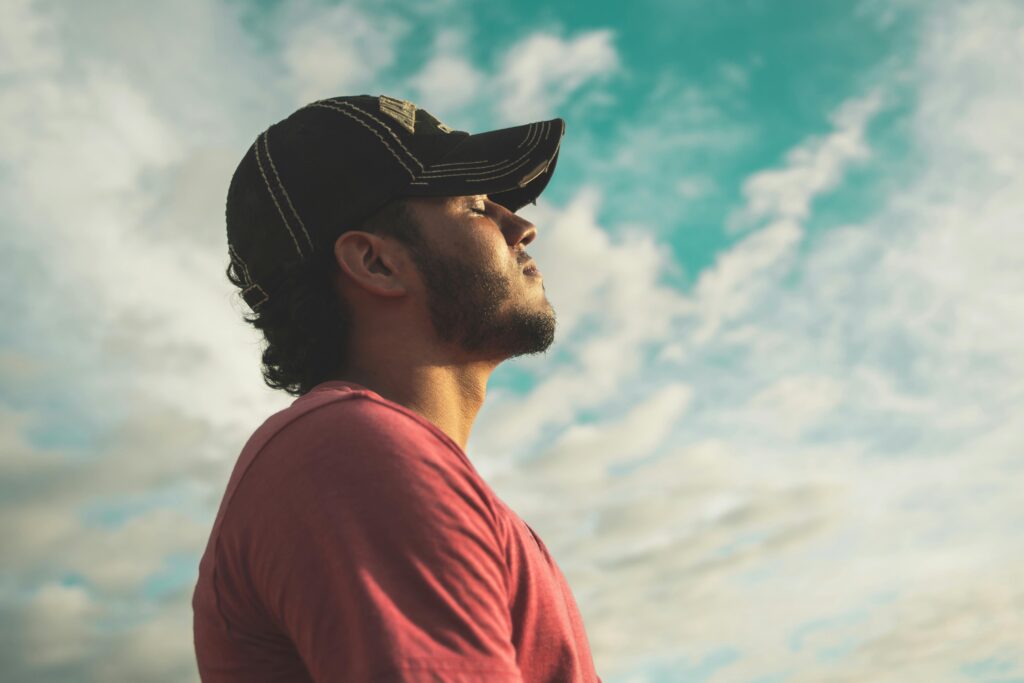 Homem praticando respiração profunda em ambiente tranquilo, representando terapia e autocuidado no tratamento da ansiedade no Brasil
