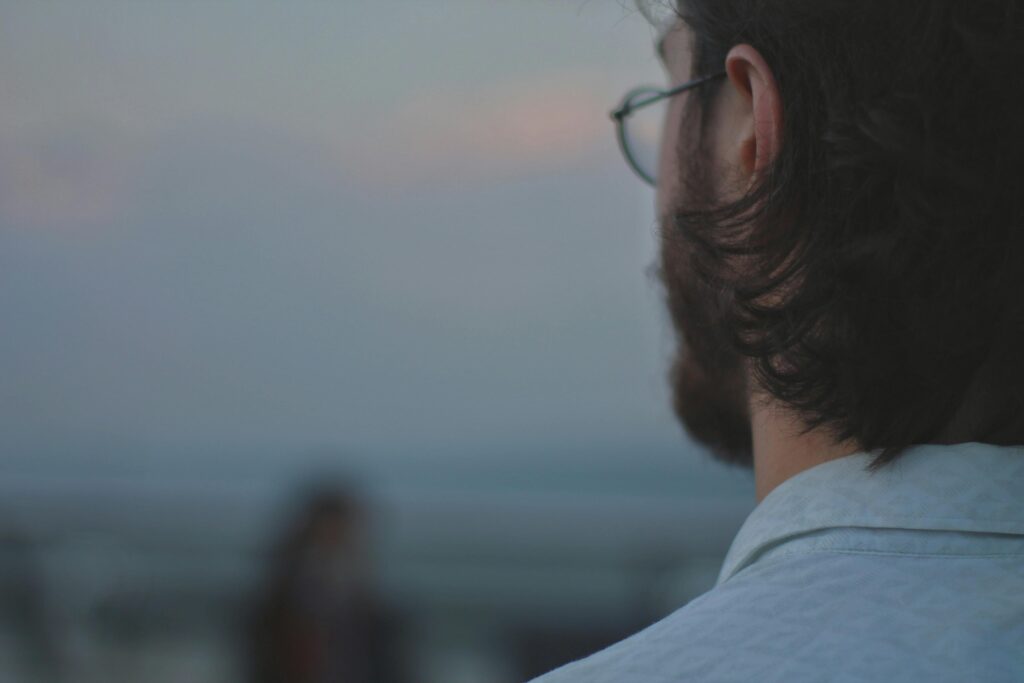 Pessoa refletindo sobre emoções e desenvolvimento da inteligência emocional no dia a dia